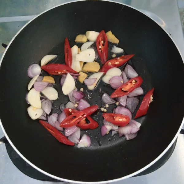 Tumis bawang merah,bawang putih,cabai merah dan jahe sampai harum dan layu.