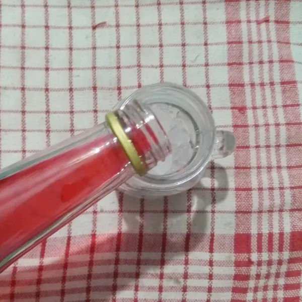 Masukkan sirup cocopandan.