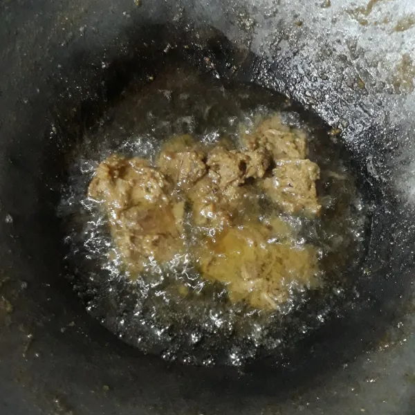 Panaskan minyak secukupnya lalu goreng empal hingga kecoklatan. Jangan terlalu lama agar tidak alot.
