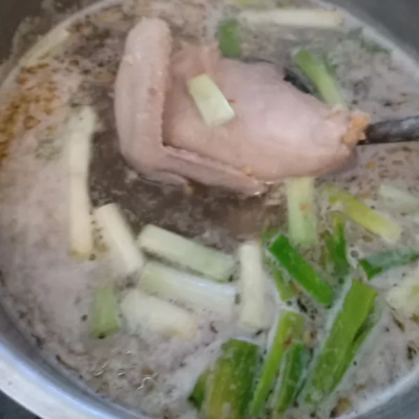 Rebus ayam dengan air cukup asal ayam terendam. Masak hingga mendidih lalu minyak bawang jahe, saus tiram, kecap asin, minyak wijen, potongan daun bawang, garam, gula atau kaldu bubuk. Masak hingga ayam empuk.