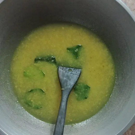 Masukkan air, daun salam dan daun jeruk, masak hingga mendidih.