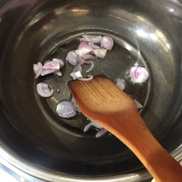 panaskan minyak sayur tumis bawang merah sampa wangi dan kecoklatan
