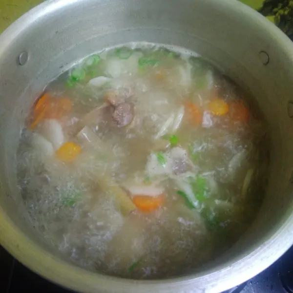 Terakhir masukkan daun bawang, masak sebentar, angkat dan sajikan.