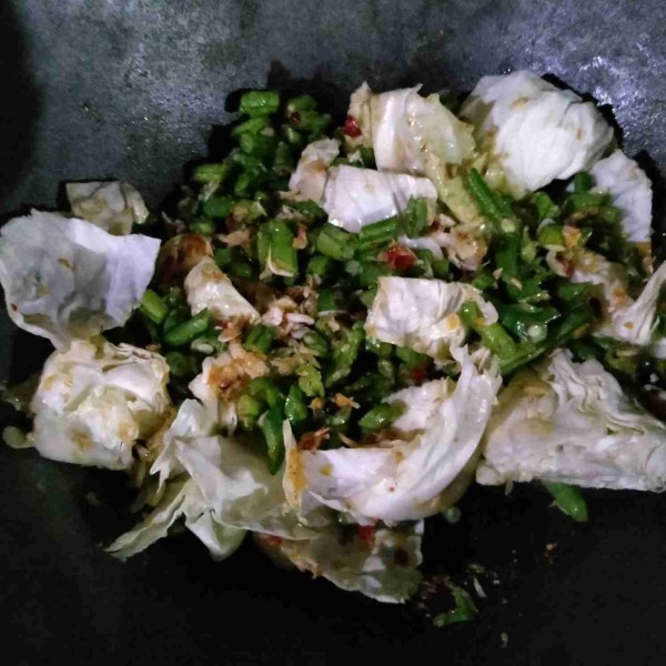 Masukkan kacang panjang dan kubis, aduk-aduk hingga sayur layu.
