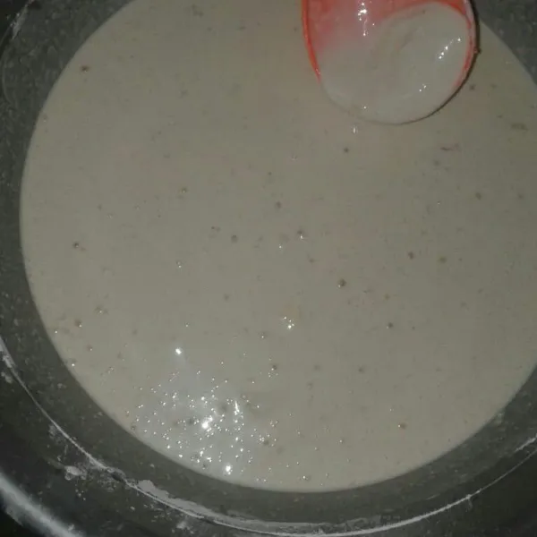 Tuangkan tepung tapioka ke dalam wadah beri air beserta bumbu lalu aduk rata