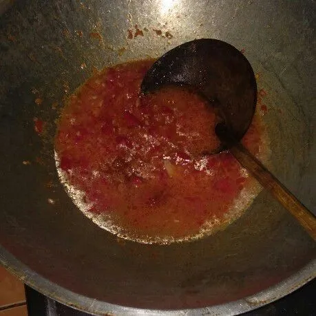 Tambahkan gula dan air secukupnya, lalu aduk-aduk.