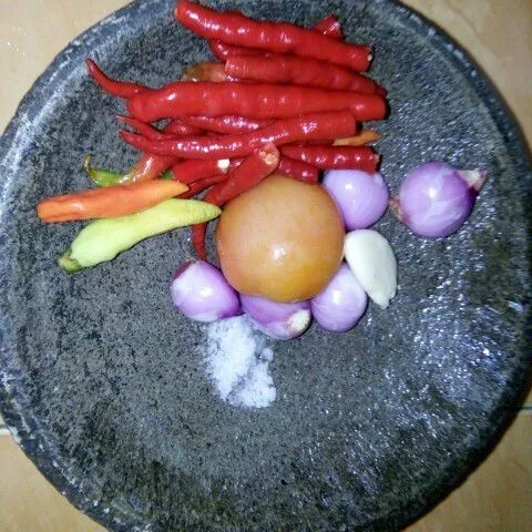 Selagi merebus telur siapkan bumbu lalu haluskan bumbu, bisa diulek atau blender.
