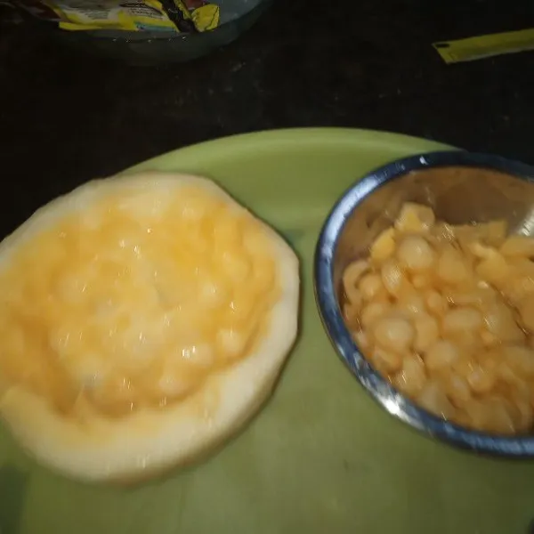 Siapkan blewah yang sudah dikeruk.