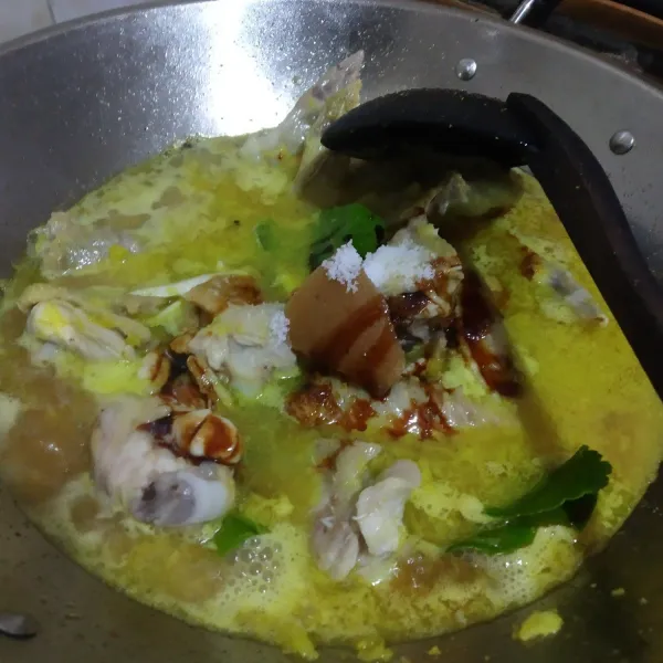 Setelah dedaunan layu, masukkan ayam. Aduk sebentar sampai rata dan ayam berubah warna. Lalu tambahkan air, kecap manis, gula merah dan garam.