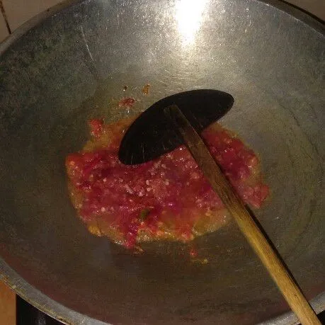 Setelah itu tumis bumbu sampai harum.