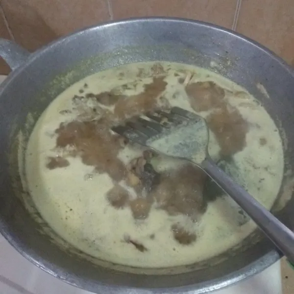 Masukkan daging mentok yang telah di presto lalu aduk perlahan sampai mendidih dan meresap, opor siap di sajikan.