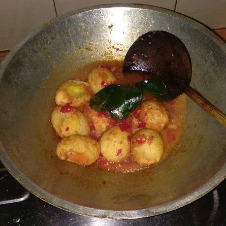 Tidak lupa kasih daun jeruk ya, aduk sampai air menyusut, jika sudah sajikan di baskom atau piring.