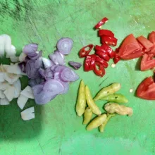 Iris bawang merah, bawang putih, cabai keriting, dan tomat