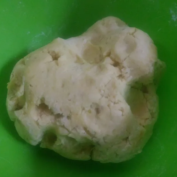 Setelah ubi selesai dikukus, ulek sampai halus kemudian masukkan tapioka dan garam uleni hingga adonan tercampur rata.