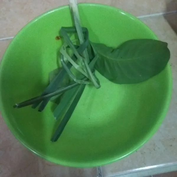 Siapkan daun salam dan daun serai lalu geprek.