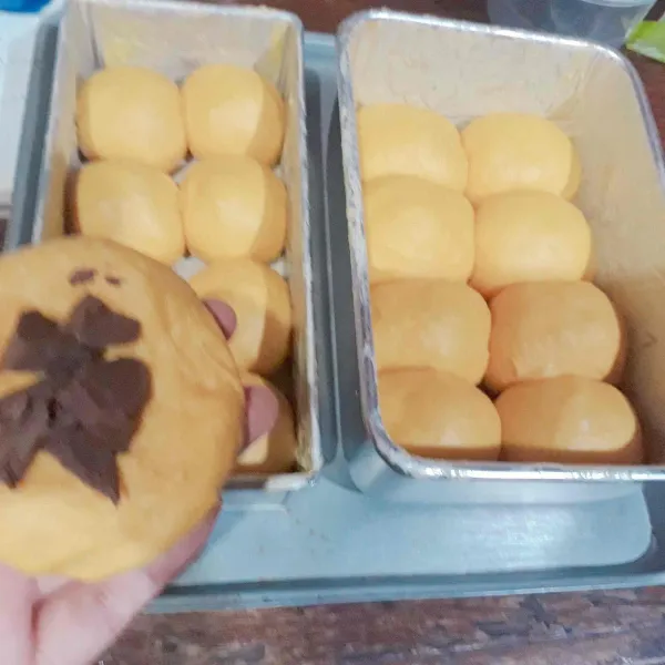 ambil sedikit adonan. bulat & pipihkan. isi dg bahan isian sesuai selera. bulatkan kembali. letakkan dalam loyang yg dioles mentega