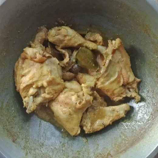 Masukkan ayam, garam dan gula, masak sampai air menyusut.