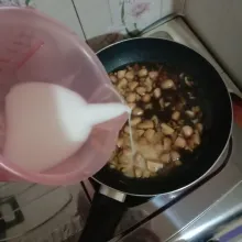Setelah mendidih baru masukkan larutan maizena, Biarkan meletup letup, koreksi rasa.