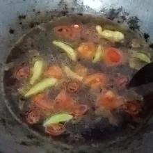 Tambahkan air secukupnya, bumbui dengan kecap, gula, dan garam