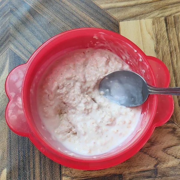 Aduk hingga oatmeal tercampur merata dengan yoghurt.