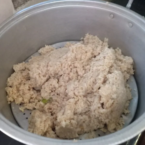 Setelah 15 menit, kukus nasi hingga matang. jika ingin memasak menggunakan magic jar pun bisa, caranya seperti memasak biasanya hanya airnya gunakan air kaldu dan tambahkan beberapa bahan lainnya.