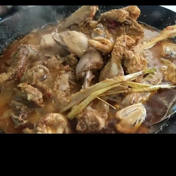 setelah itu masukan kelapa Gongseng aduk sampai rata sampai ayam benar2 masak