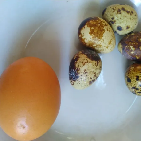 Siapkan telur lalu goreng.