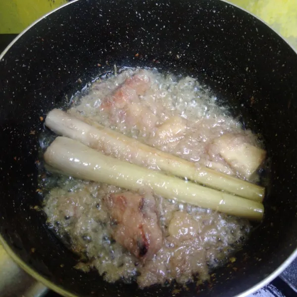 Tumis bumbu halus, serai, jahe dan lengkuas hingga harum.