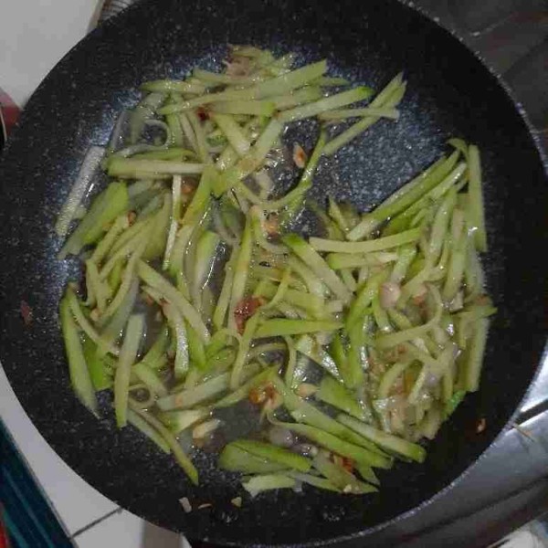 Tuang secukupnya air, garam, gula, kaldu jamur bubuk, merica bubuk. Aduk merata.