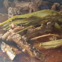 Setelah ayam sudah masak terkahir taro andaliman aduk rata matikan kompor
