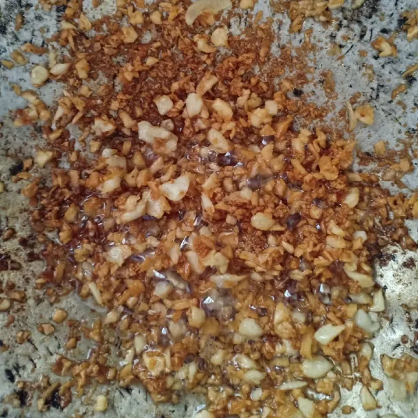 Cincang bawang putih dan jahe lalu tumis hingga mulai kuning keemasan matikan api. Tiriskan.