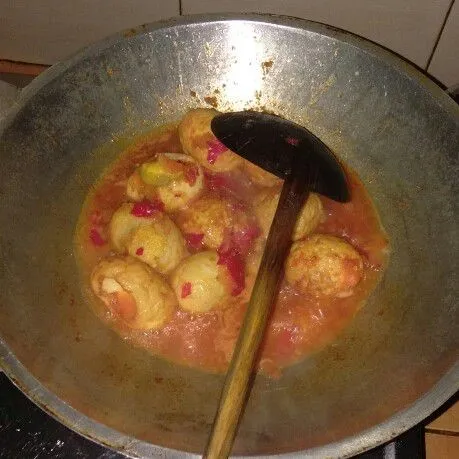 Selanjutnya masukan telur tadi kedalam wajan, dam aduk kembali.