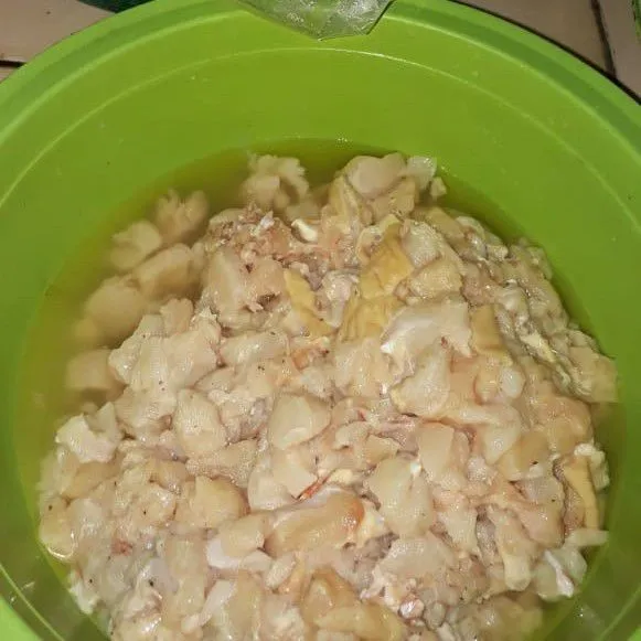 Blender ayam fillet, telur, dan bawang putih sampai halus.