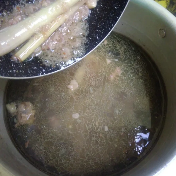 Dalam panci baru, tuang 2lt air, masukan daging rebus hingga mendidih dengan api kecil. Masukkan tumisan bumbu, masak hingga sari-sari daging keluar dan air agak surut.
