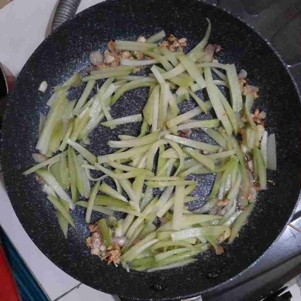 Kemudian masukkan potongan labu siamnya. Aduk merata.