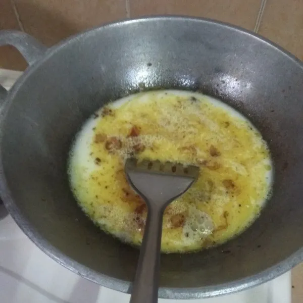 Tuang santan kelapa kemudian tambahkan gula, garam, daun serai dan daun salam aduk hingga merata.