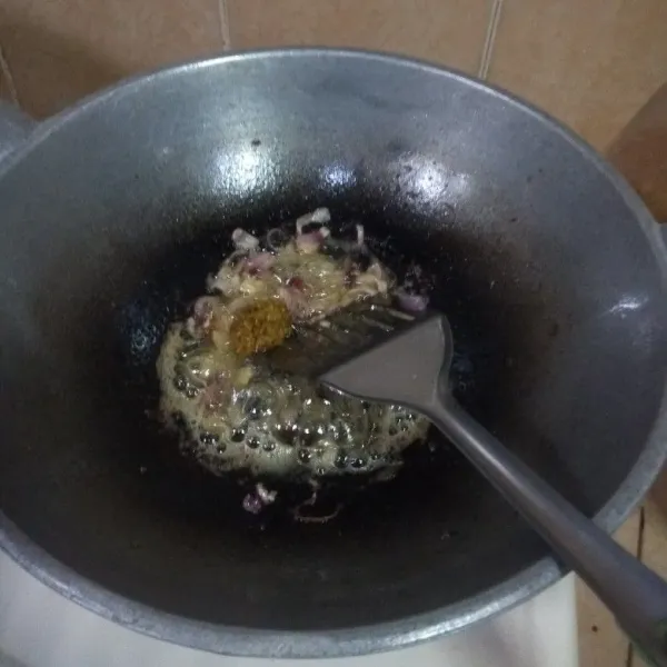 Panaskan sedikit minyak, tumis bawang putih hingga harum dan masukkan bumbu halus. Aduk hingga harum.