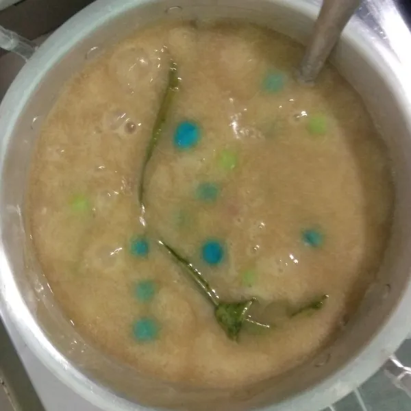 Masak sambil diaduk bubur candil hingga kuah mendidih, dan biji candil mengapung, matikan api, bubur candil siap dinikmati.