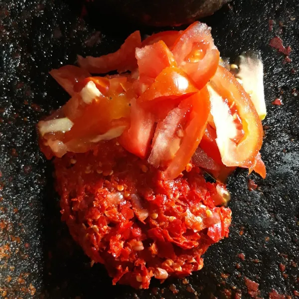 Giling cabe merah, bawang putih, bawang merah sampai halus lalu iris tomat.