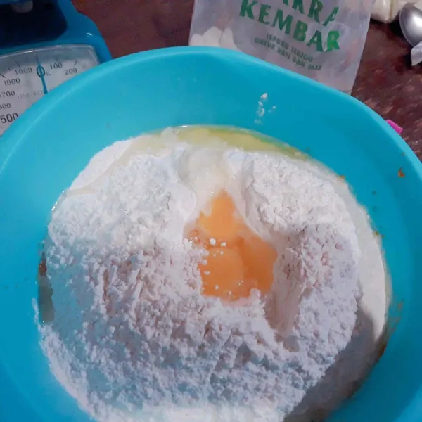 campur labu, terigu, gula, telur, susu & ragi instan. aduk & uleni hingga rata