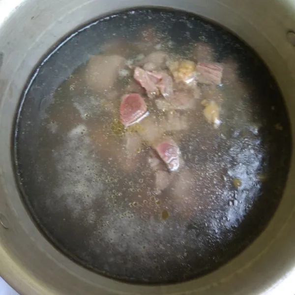 Rebus daging hingga air berubah warna menjadi coklat keruh, buang air yang keruh, bilas daging sebentar, potong-potong, sisihkan.