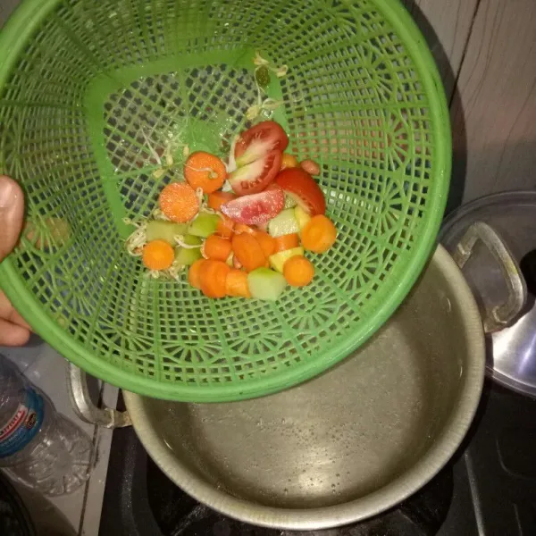 Siapkan panci,didihkan air.Cuci bersih dan potong2 wortel,labu siam dan tomat.Masukan sayur ke dalam panci.
