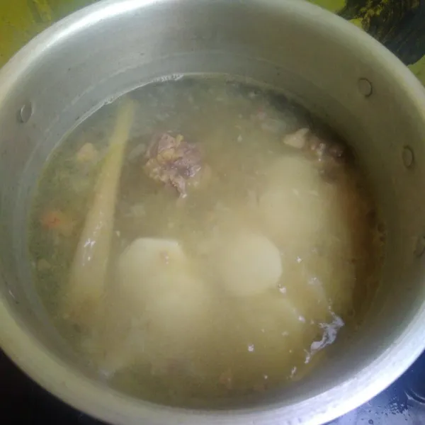 Masukkan potongan lobak dan wortel, tambahkan garam, kaldu, gula. Cek rasa. Masak hingga matang.