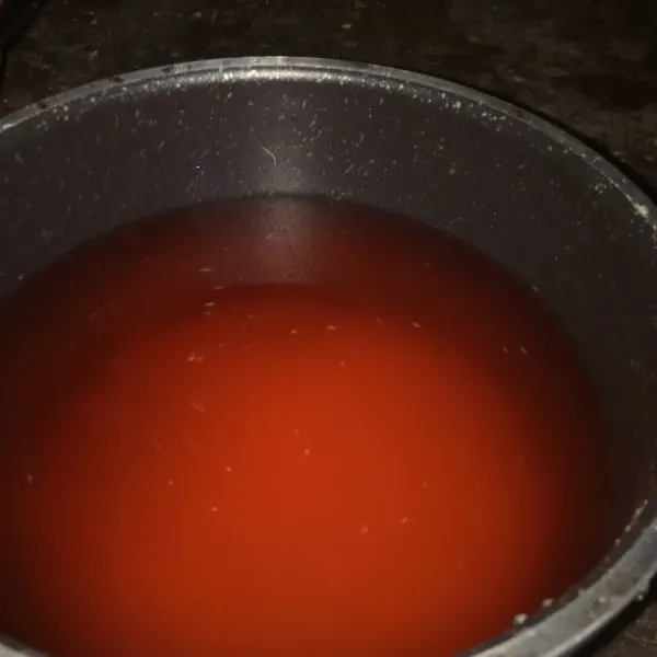 Siapkan pan masukan air gula dan agar agar aduk sampai rata.