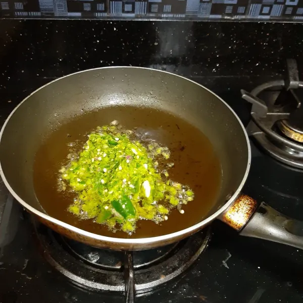 tumis bumbu halus hingga bau langunya hilang.