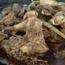 ini dia ayam Gota mengunakan kelapa Gongseng. resep aslinya mengunkan darah ayam yg sudah di beri air asam/ jeruk nipis slamat mencoba karna benar2 enak