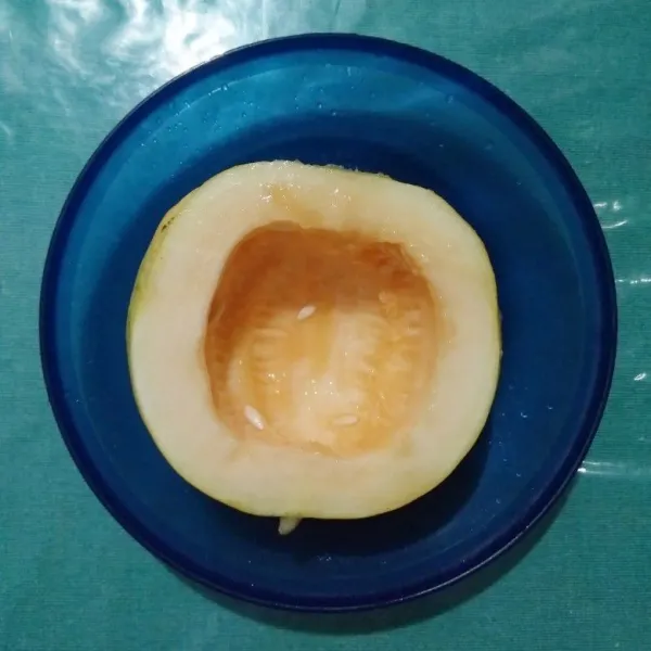 Buang biji blewah kemudian cuci dengan air.