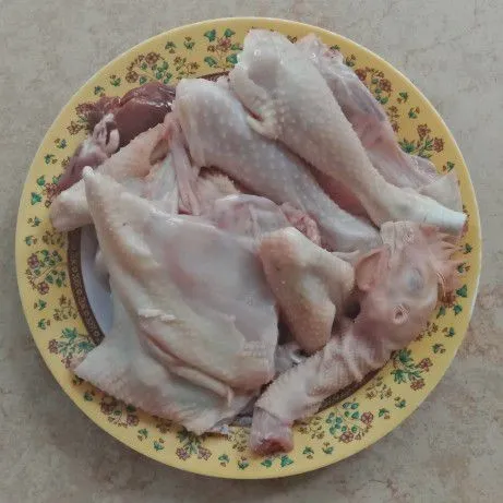 Ayam dipotong-potong, dicuci bersih.
