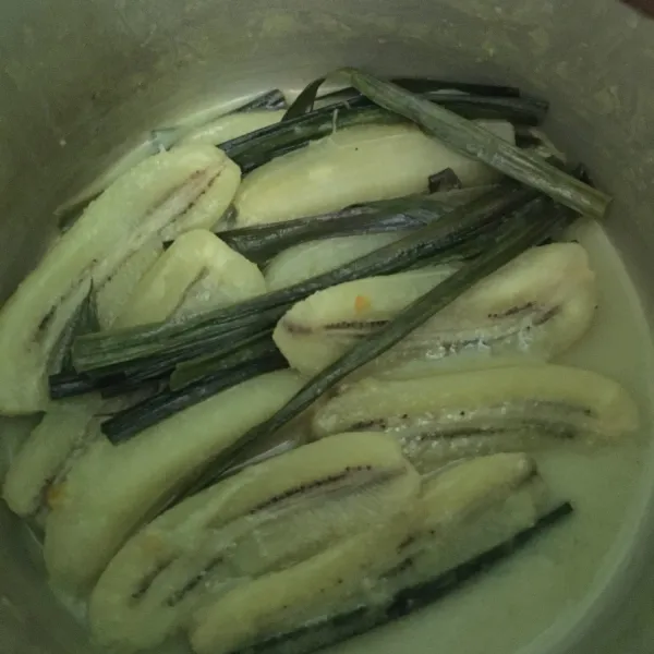 Masak hingga santan menyusut. Sisakan sedikit kuah agar lebih nikmat.
