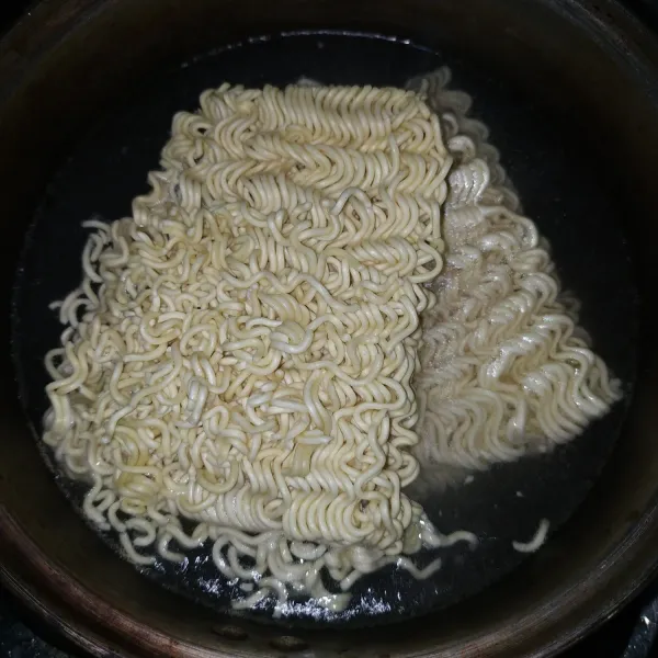 Rebus Mie Telur pada air yang mendidih hingga cukup lembek dan tiriskan.